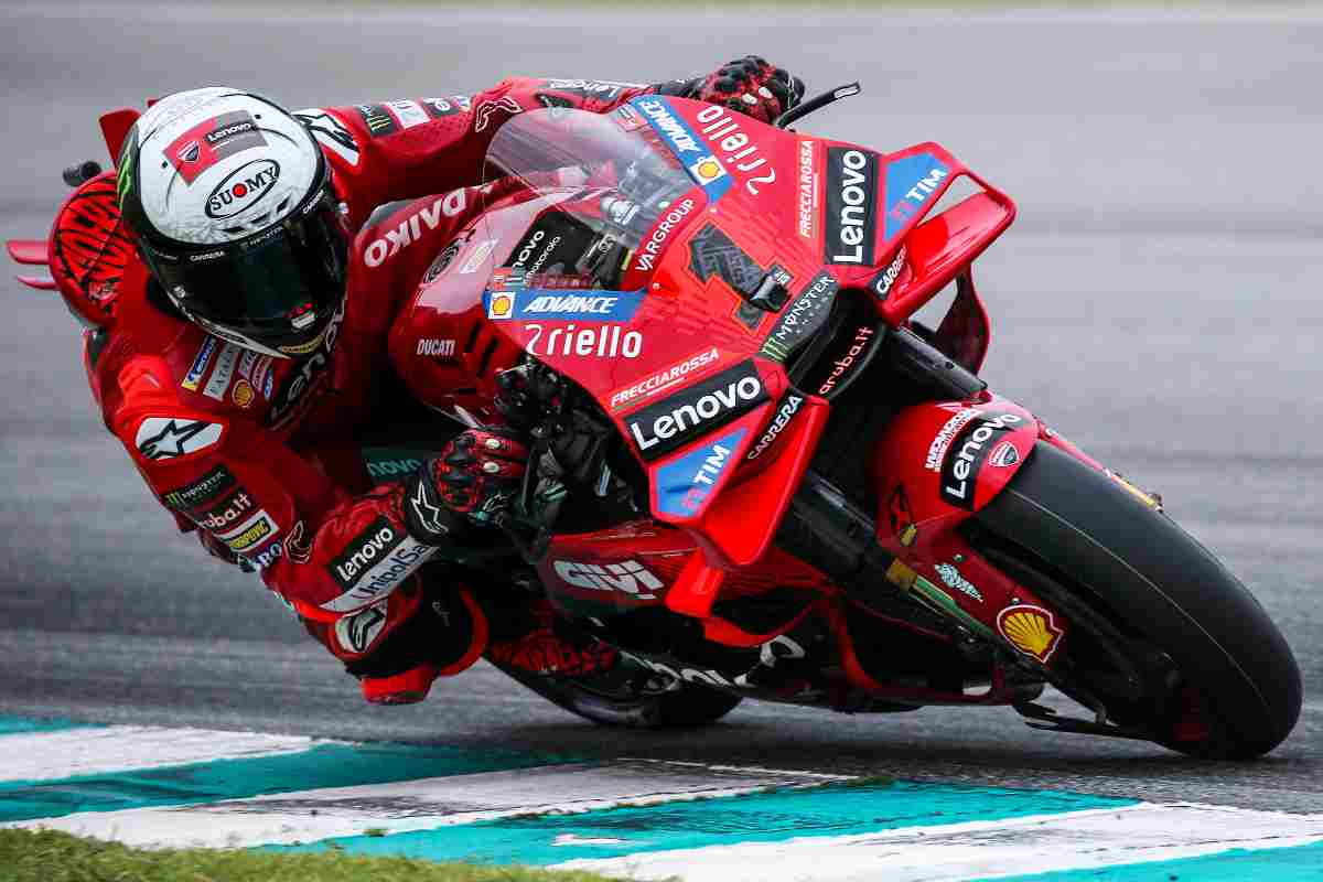 Come fanno a bere i piloti di MotoGP?