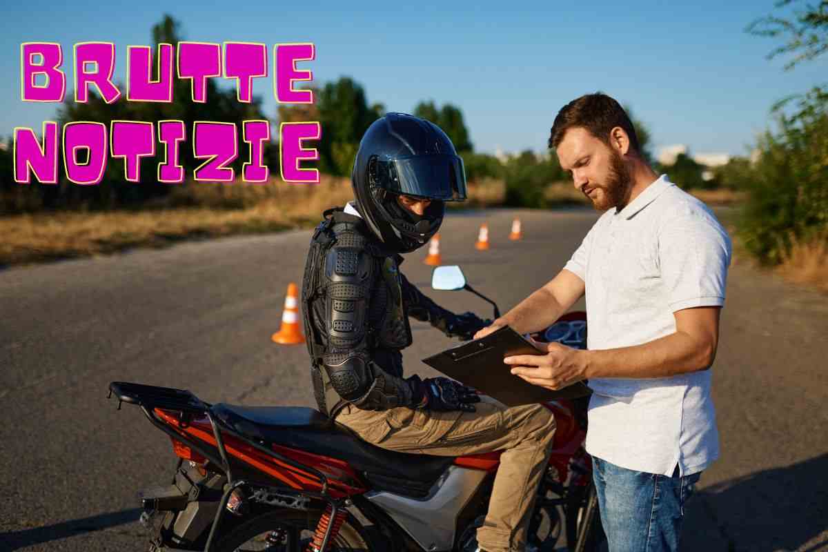 Patente moto scooter foglio roso due persone stop proposta