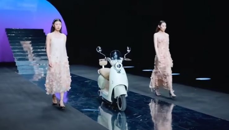 scooter cinese che guida da solo