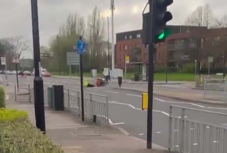 Poliziotto insegue una moto