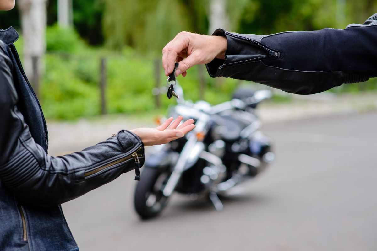 Noleggio moto e scooter, così risparmi un vero capitale: in pochi conoscono tutti i trucchi