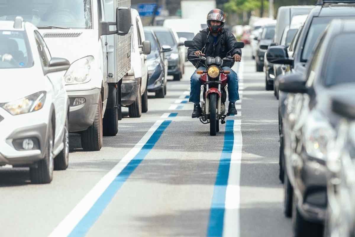 Cos'è la Faixa Azul per la sicurezza delle due ruote in Brasile 