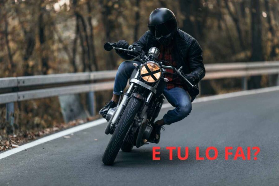 gesti tipici di chi va in moto