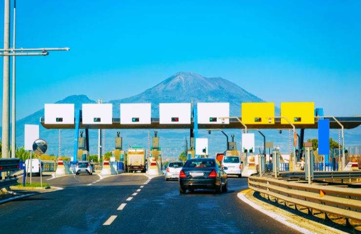 Auto in coda al casello dell'autostrada