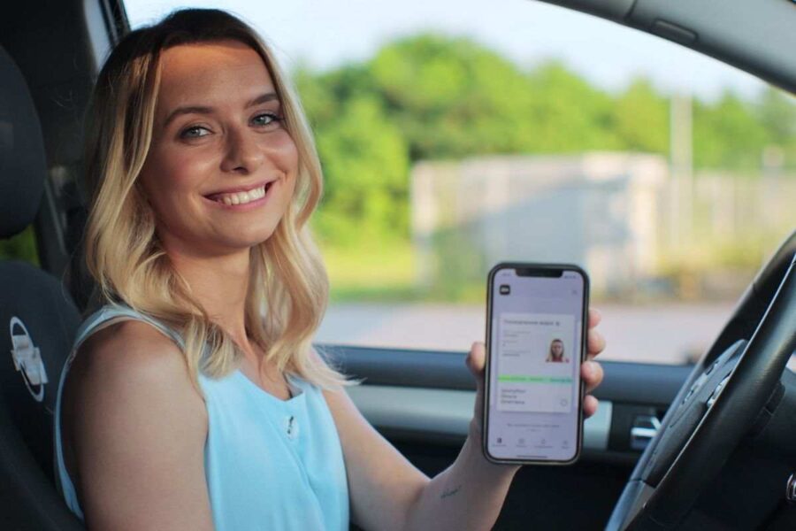 Automobilista mostra patente sul telefonino