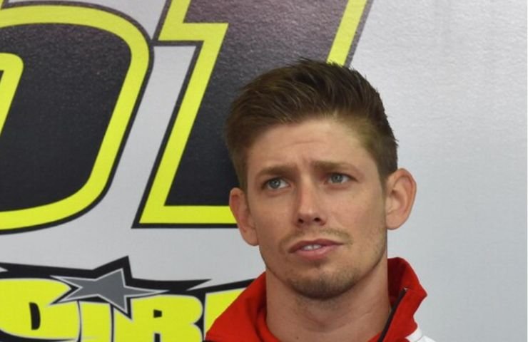 Il pilota Casey Stoner ai box