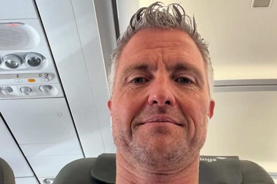 L'ex pilota scatta un selfie in aereo