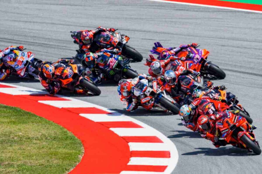 Piloti MotoGP affrontano una curva