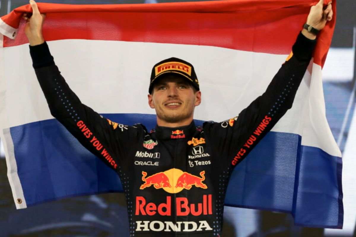 Verstappen con la bandiera dell'Olanda