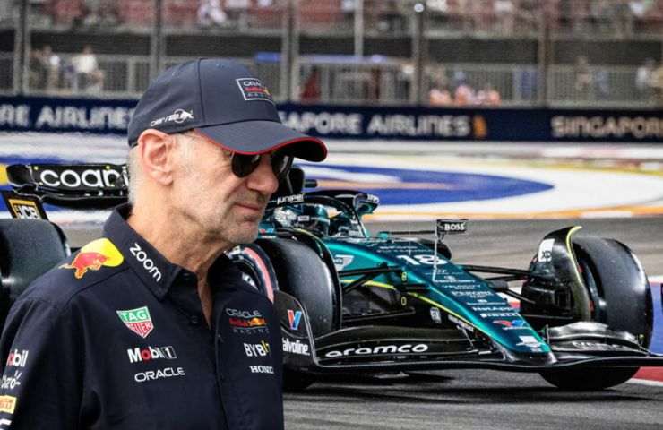 Adrian Newey e sul fondo la Aston Martin in pista