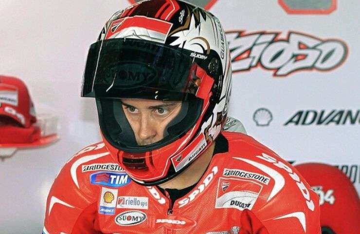 Dovizioso concentrato ai box