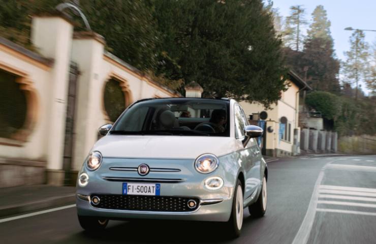 FIAT 500 percorre strada urbana