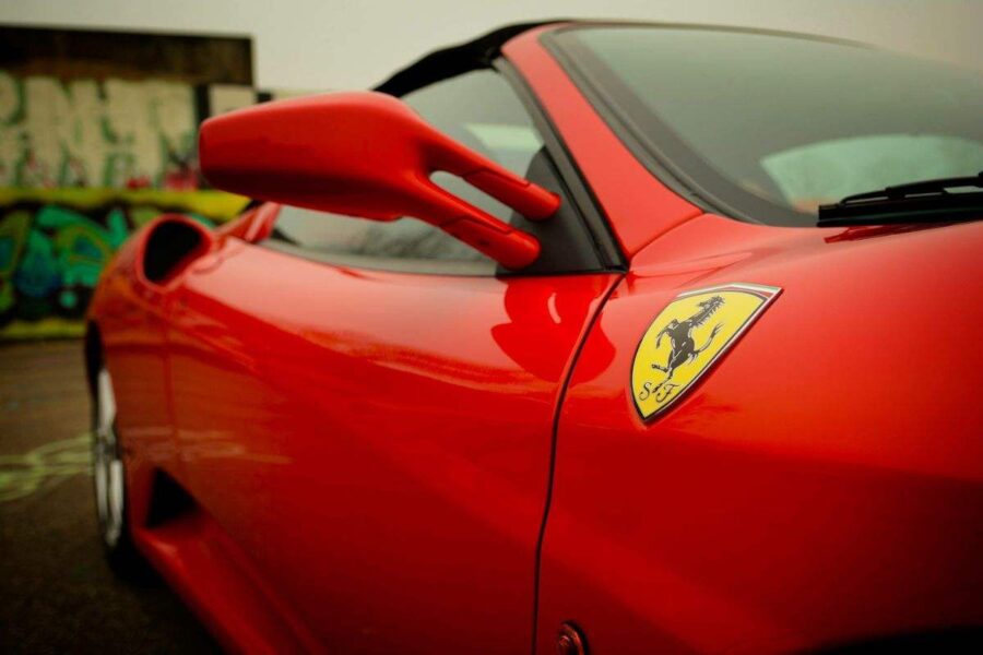 Ferrari parcheggiata in una strada di città