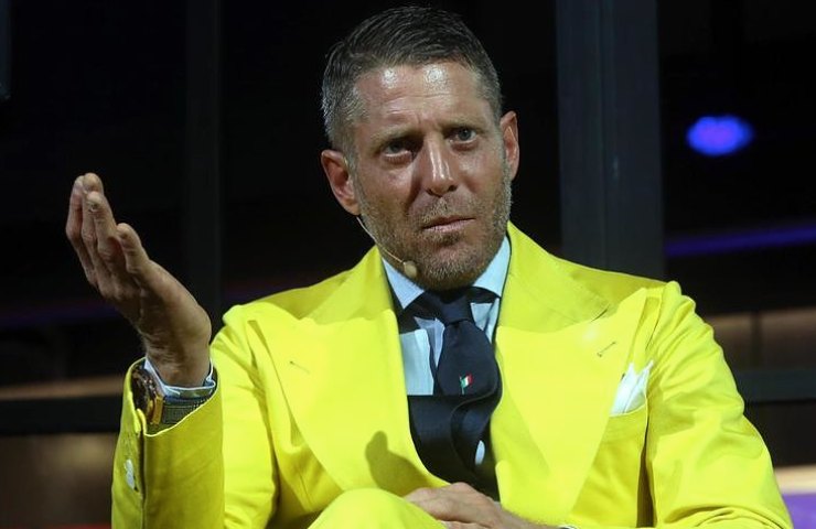 Lapo Elkann durante un'intervista