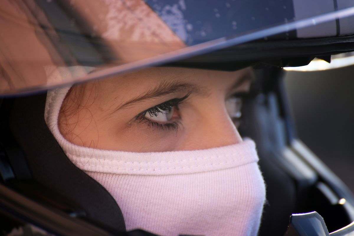 Ragazza in sella alla moto