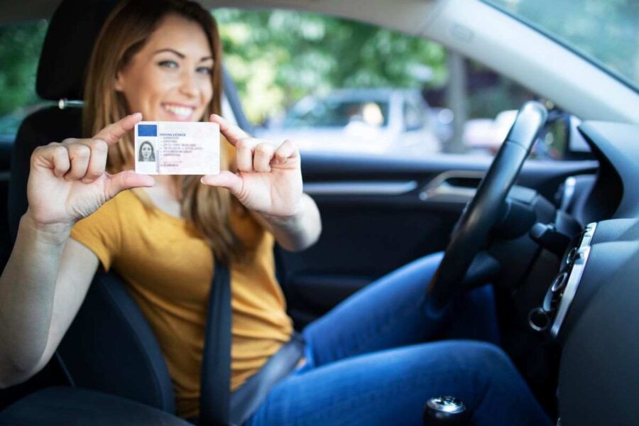 Ragazza mostra patente auto