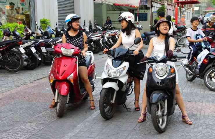 Ragazze asiatiche in motorino