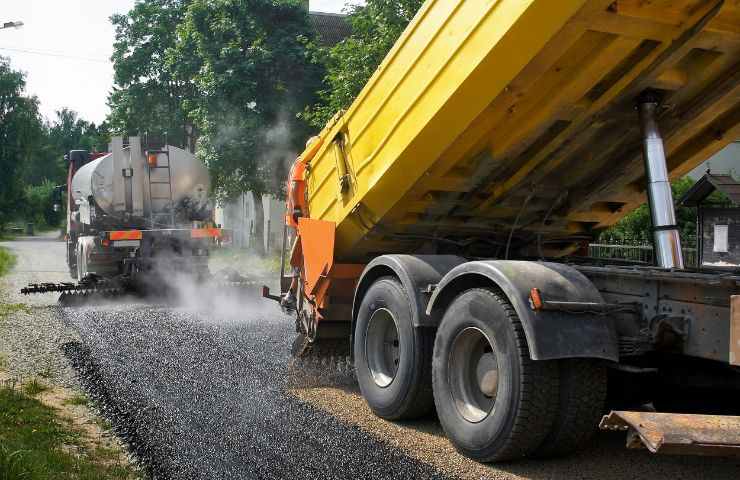 Gettata di asfalto nuovo in strada