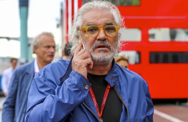 Briatore si aggira nei box di Formula 1