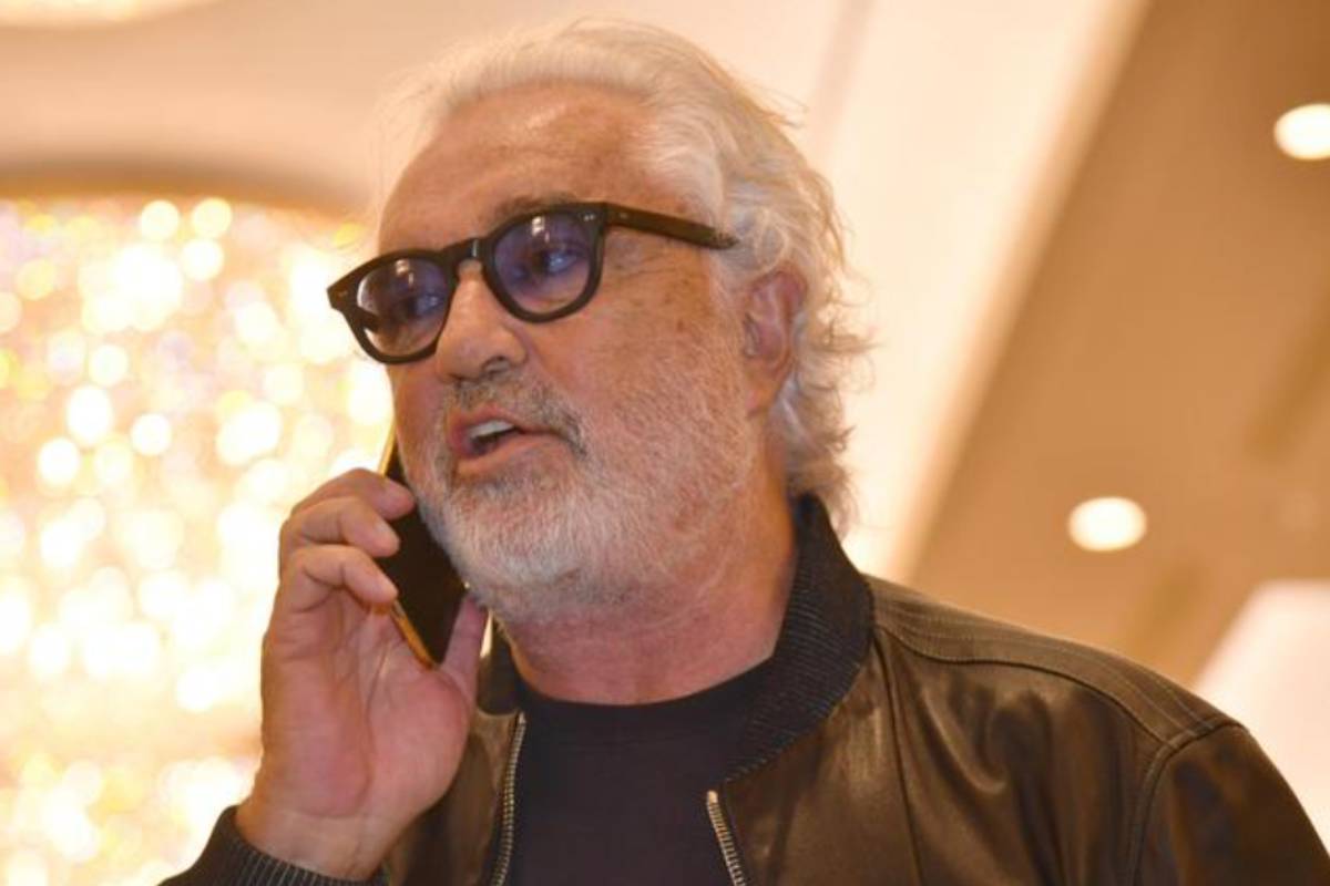 Flavio Briatore intento in una telefonata