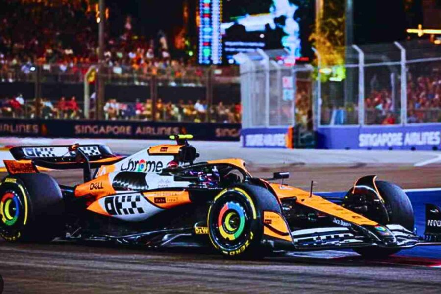 La McLaren di Lando Norris sulla pista di Singapore