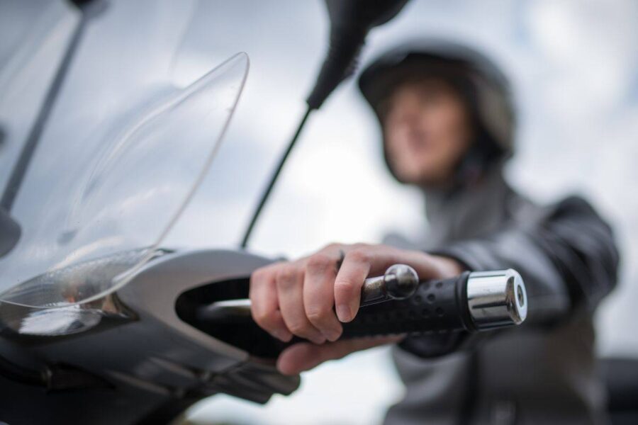 Uomo alla guida di uno scooter