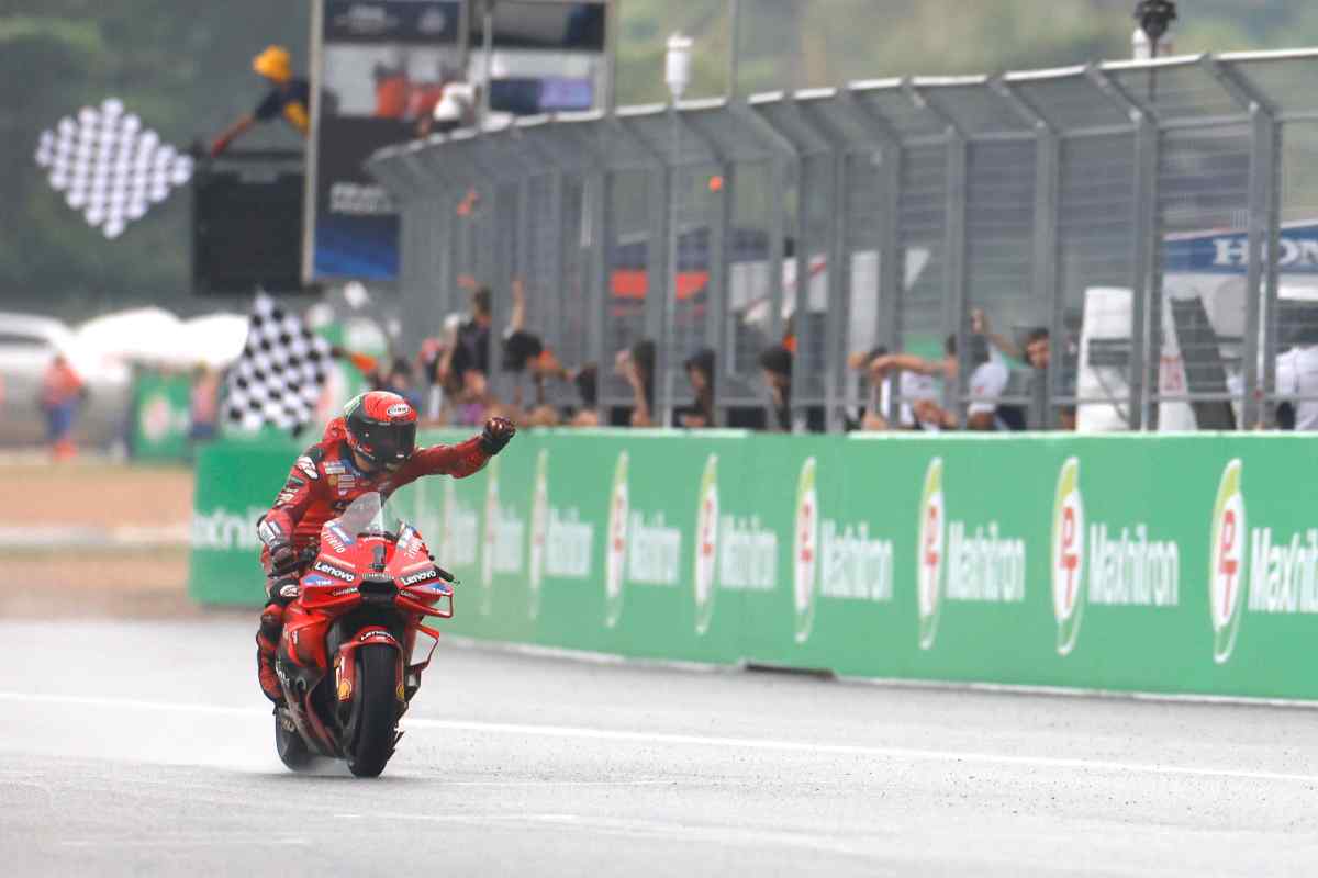 Bagnaia esulta al traguardo del GP di Thailandia