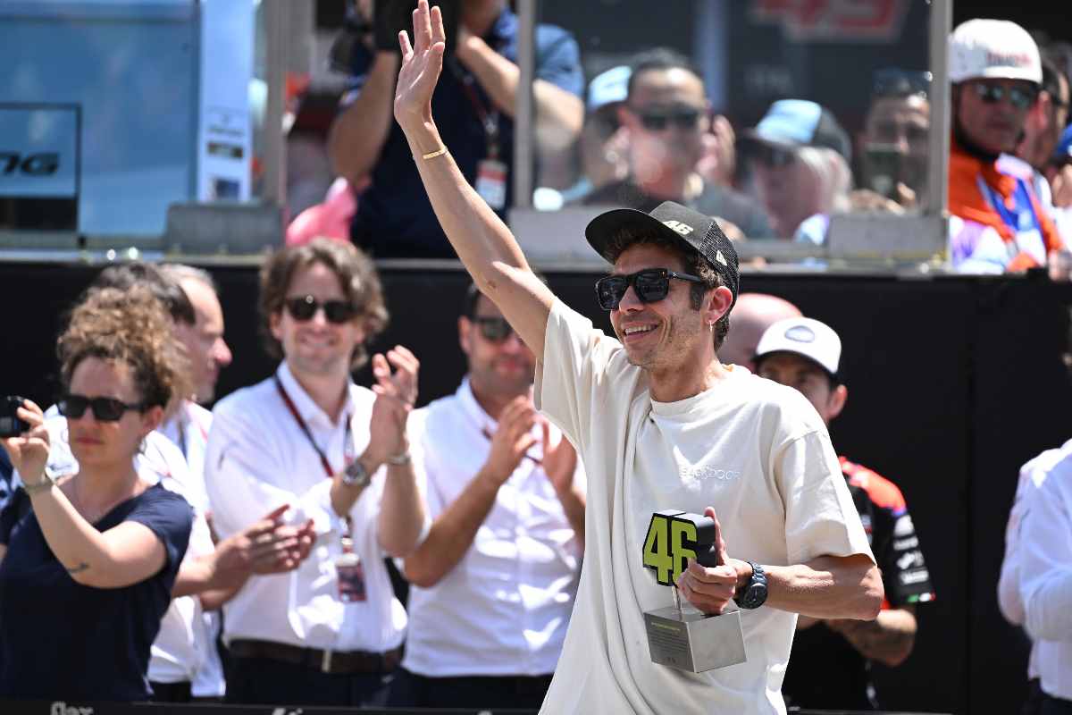 Valentino Rossi premiato per i suoi trionfi in MotoGP